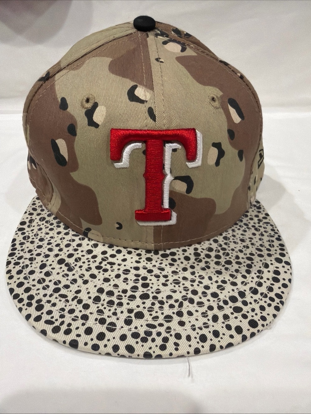 New Era Camouflage Baseball Cap with Red 'T' and Speckled Brim